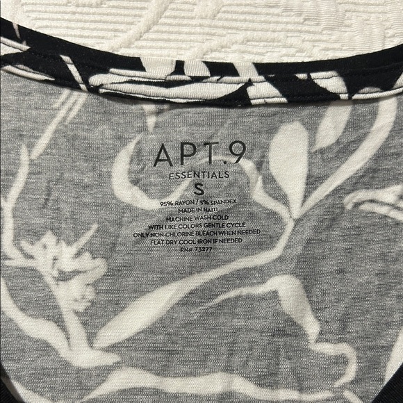 Apt. 9 Black and White Floral Short Sleeve Top. NWT. Small - Picture 6 of 7